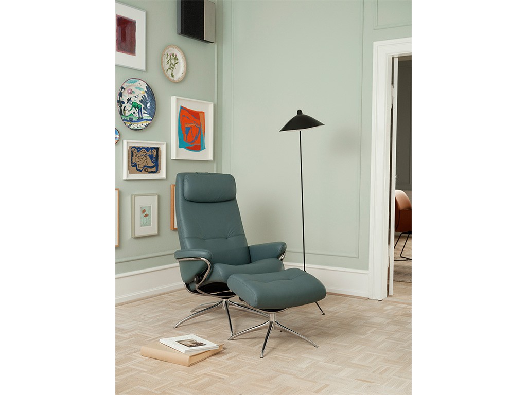 Stressless® Berlin Relaxsessel: urbanes Design trifft Komfort. Wähle Bezug, Fuß- und Basisvariante individuell. Jetzt im Einrichtungszentrum Konken testen!