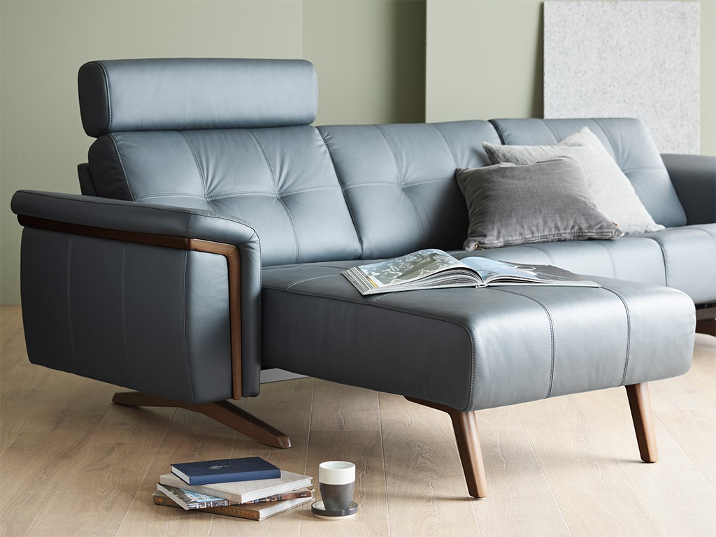 Erlebe das Stressless® Ella Sofa mit BalanceAdapt™ Technologie: Dynamisch anpassbare Sitze, elegante Doppelnähte, modulare 1-, 2- und 2,5-Sitzer sowie Ecklösungen. Variante mit Holzdetails erhältlich. Komfort und Stil perfekt vereint.