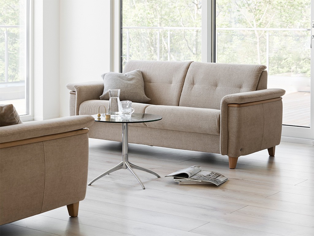 Entdecke das Stressless® Flora Sofa mit BalanceAdapt™ System: Modular, flexibel und ergonomisch. Optional mit eleganten Holzdetails. Perfekt kombinierbar mit Relaxsesseln für maximalen Komfort.