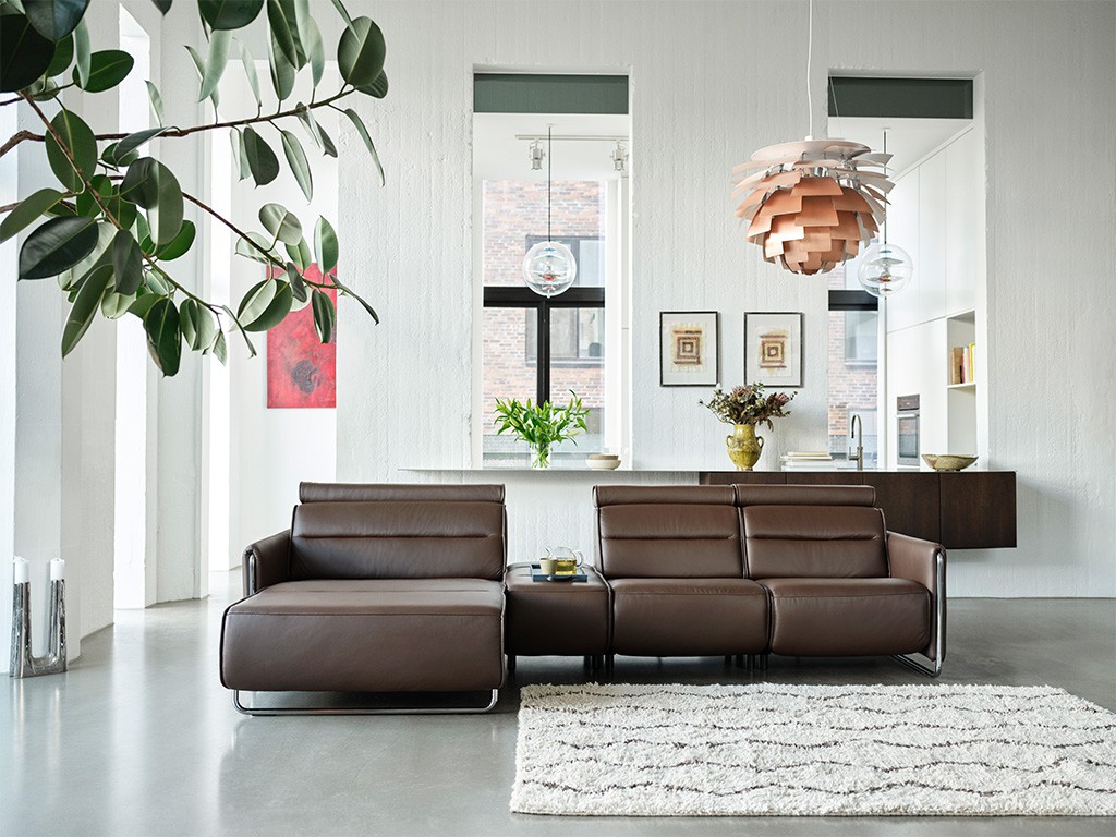 Entdecke das Stressless® Emily Sofa mit flexiblen Sitzmodulen, verstellbarer Kopfstütze, motorischer Rücken- und Fußstütze sowie Armlehnen aus Stahl, Holz oder in breiter Ausführung. Perfekt kombinierbar mit Stressless® Relaxsesseln Tokyo oder View.